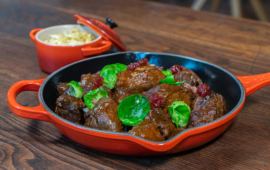 Hirschgulasch mit Spätzle, Preiselbeeren und Rosenkohl