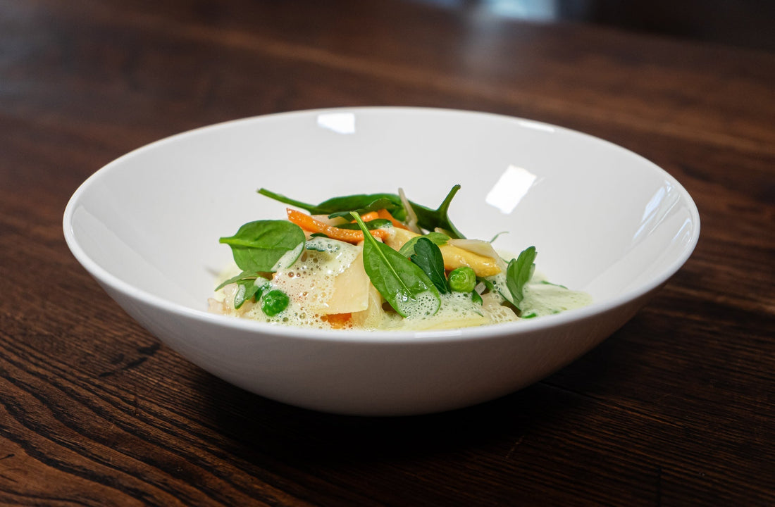 Frühlingsrisotto mit Spargel, Erbsen, jungen Möhren und Kresseschaum