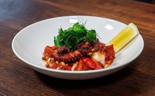 Gebratener Pulpo mit Bohnen, Tomaten und Chorizo