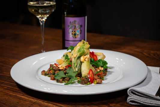 Asiatischer Rindfleischsalat mit gebackenem Pak Choi, Erdnüssen & Soja