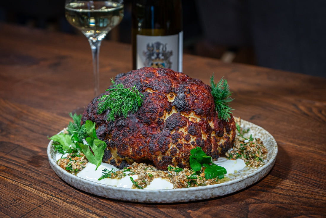 Tandoori-Blumenkohl mit Ziegenjoghurt und Sonnenblumenkern-Pesto