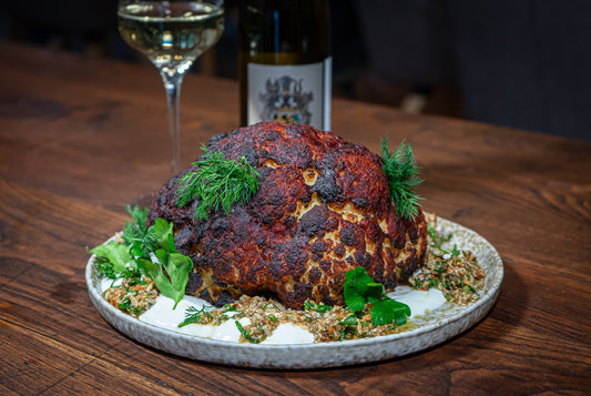 Tandoori-Blumenkohl mit Ziegenjoghurt und Sonnenblumenkern-Pesto
