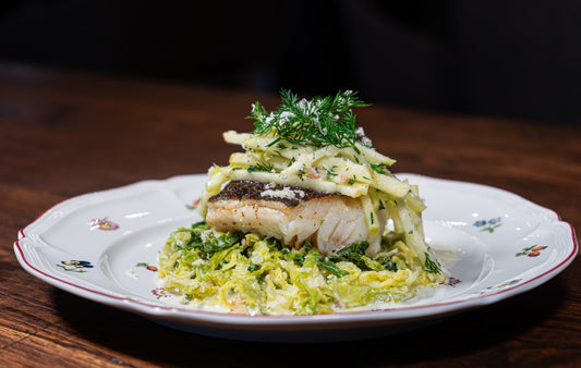 Gebratener Skrei mit Rahmwirsing, Speck und Apfel-Meerrettichsalat