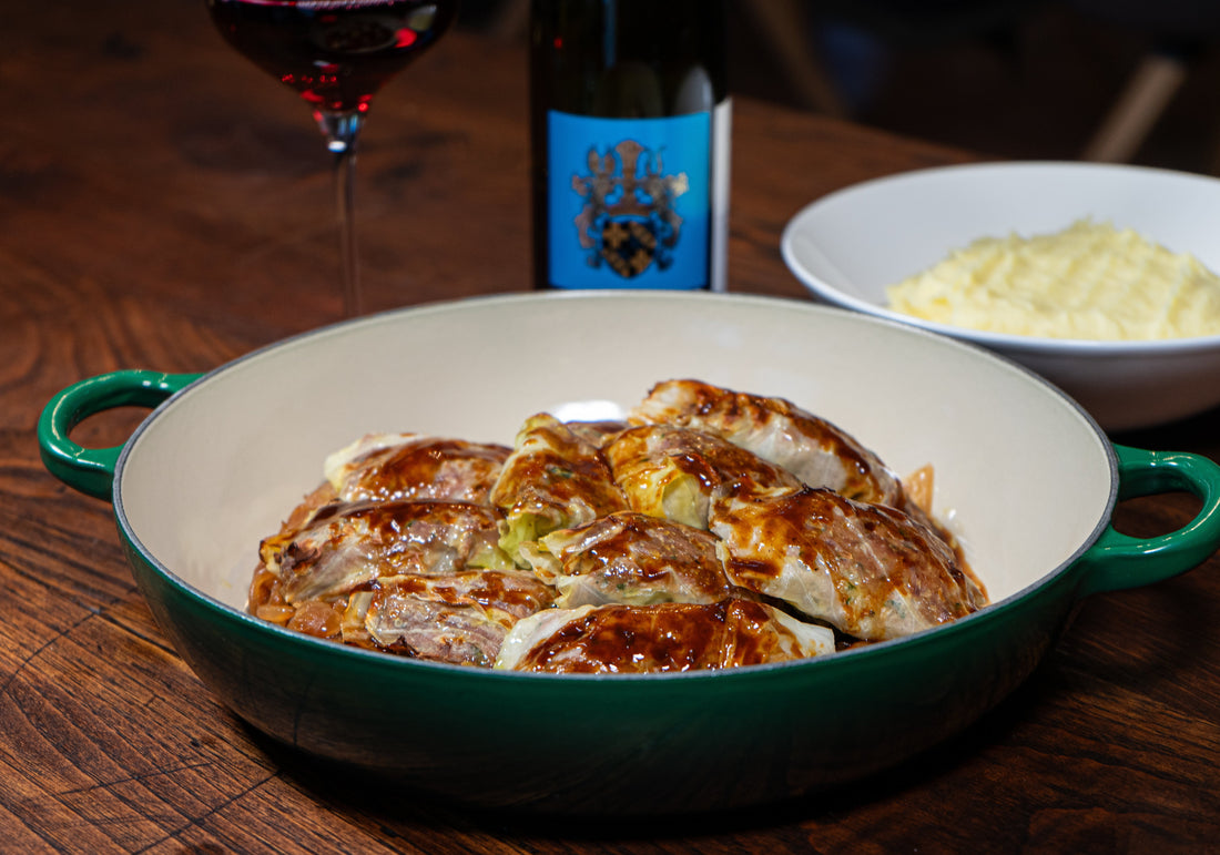 Wild-Krautwickel mit Kartoffelpüree und Schmorzwiebeln