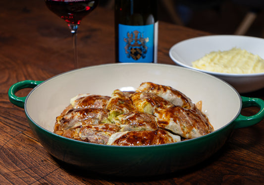 Wild-Krautwickel mit Kartoffelpüree und Schmorzwiebeln