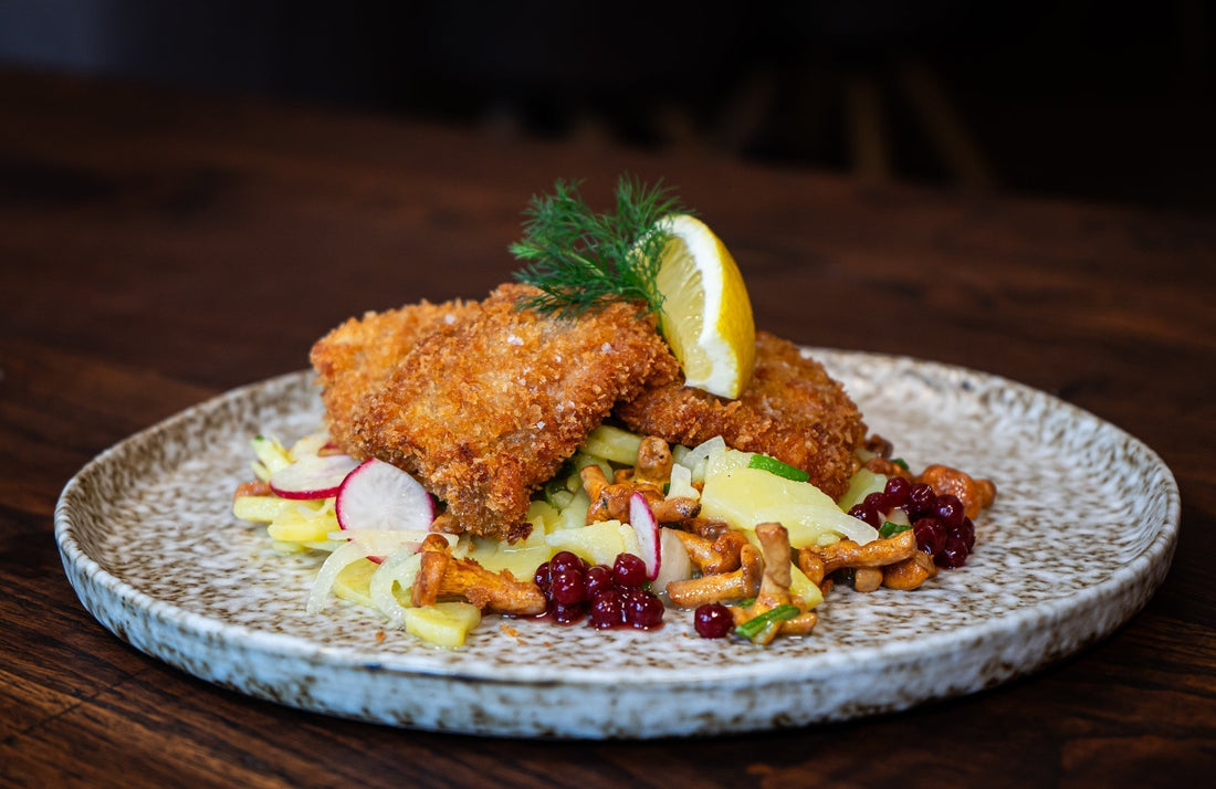 Kleine Rehschnitzel mit Kartoffel-Pfifferling-Salat und Preiselbeeren