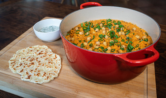 Rotes Linsen Curry mit Kichererbsen, Süßkartoffeln und Kokos-Joghurt, dazu Naan Brot