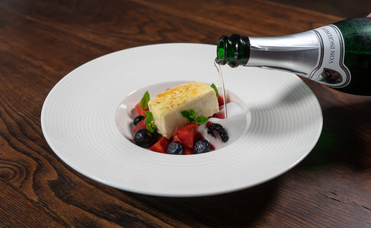 Limetten-Parfait mit Sommerbeeren in Rieslingsekt