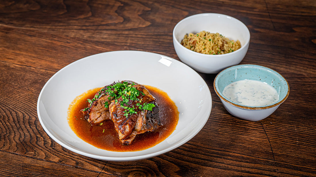 Geschmorte Lammschulter mit Cous-Cous und Gewürzjoghurt